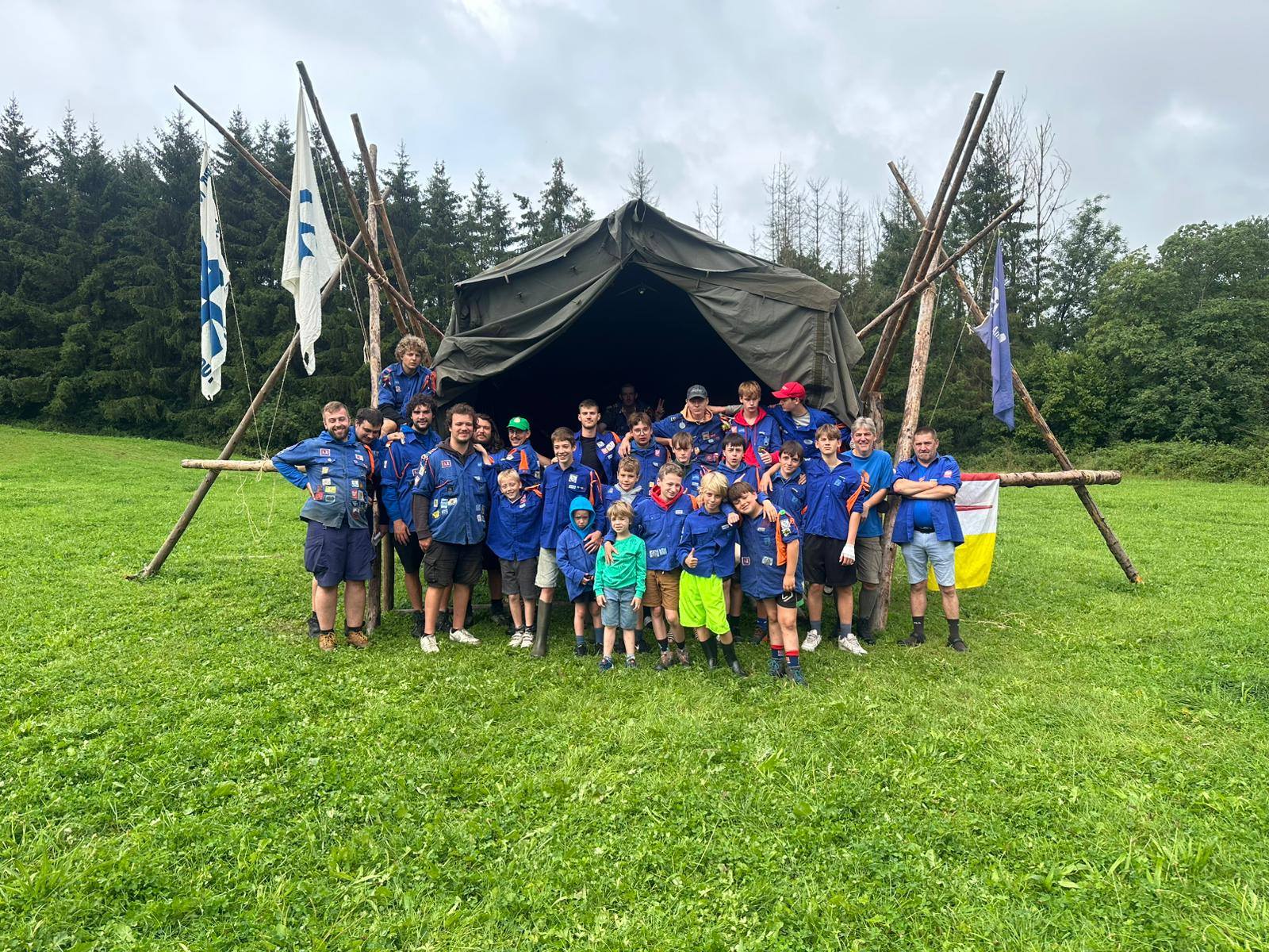 Een foto van onze groep, voor een zelf-gesjorde mast.